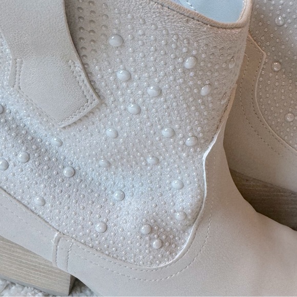 Cowgirl Booties Light Tan White Pearl Studded Western Boots Block Heel Size 7 - Picture 3 of 7